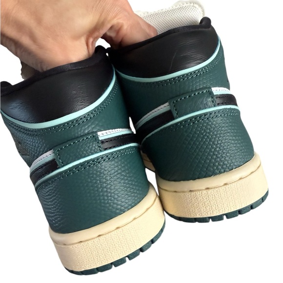 NIB Air Jordan 1 Mid SE - Picture 6 of 8